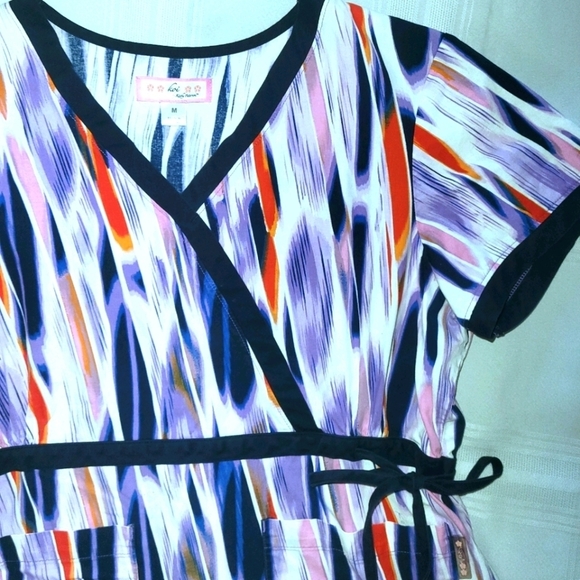 Koi Scrub Set Mock Wrap Top Navy size Medium - Picture 6 of 6